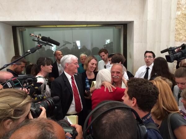  La familia Corrie espera el comienzo de la audiencia en la Corte Suprema de Israel. Foto publicada por @rcfoundation