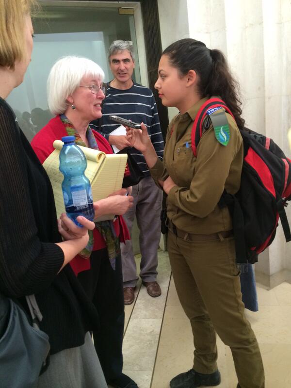  Cindy Corrie (madre de Rachel Corrie) responde a unas preguntas de IDF Radio. Foto publicada por @rcfoundation.