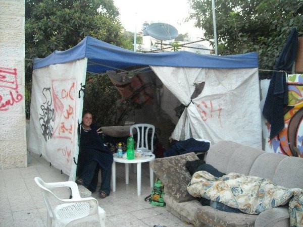 Kayla sentada en una acampada de protesta en Sheikh Jarrah