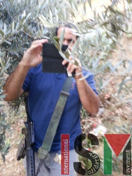 El colono que tomó las fotos de activistas internacionales, armado con rifle M16